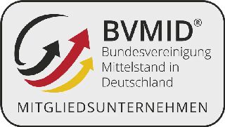 Das Logo der Bundesvereinigung Mittelstand in Deutschland zeigt drei Pfeile in Schwarz, Rot und Gelb, die nach oben rechts zeigen, zusammen mit dem Text 'BVMID Bundesvereinigung Mittelstand in Deutschland MITGLIEDSUNTERNEHMEN'.