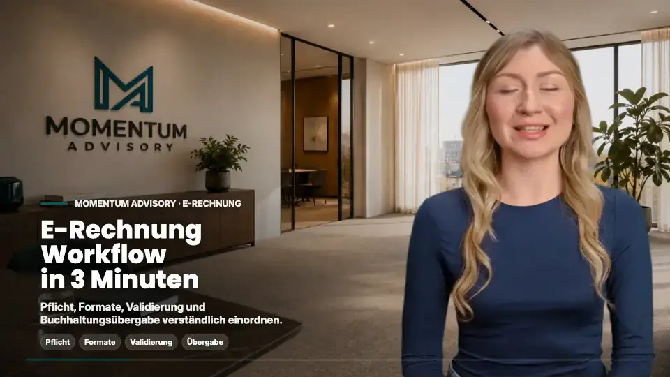 Vier Geschäftspersonen sitzen an einem Tisch in einem Besprechungsraum, schauen auf einen Laptop-Bildschirm mit Rechnungsübersicht.